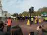  défilé de cavaliers devant le Palais de la Reine